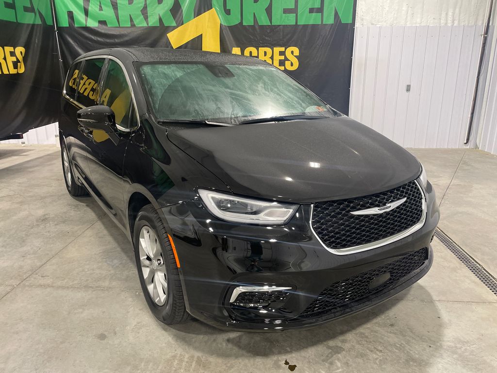 2026 Chrysler Pacifica photo 3