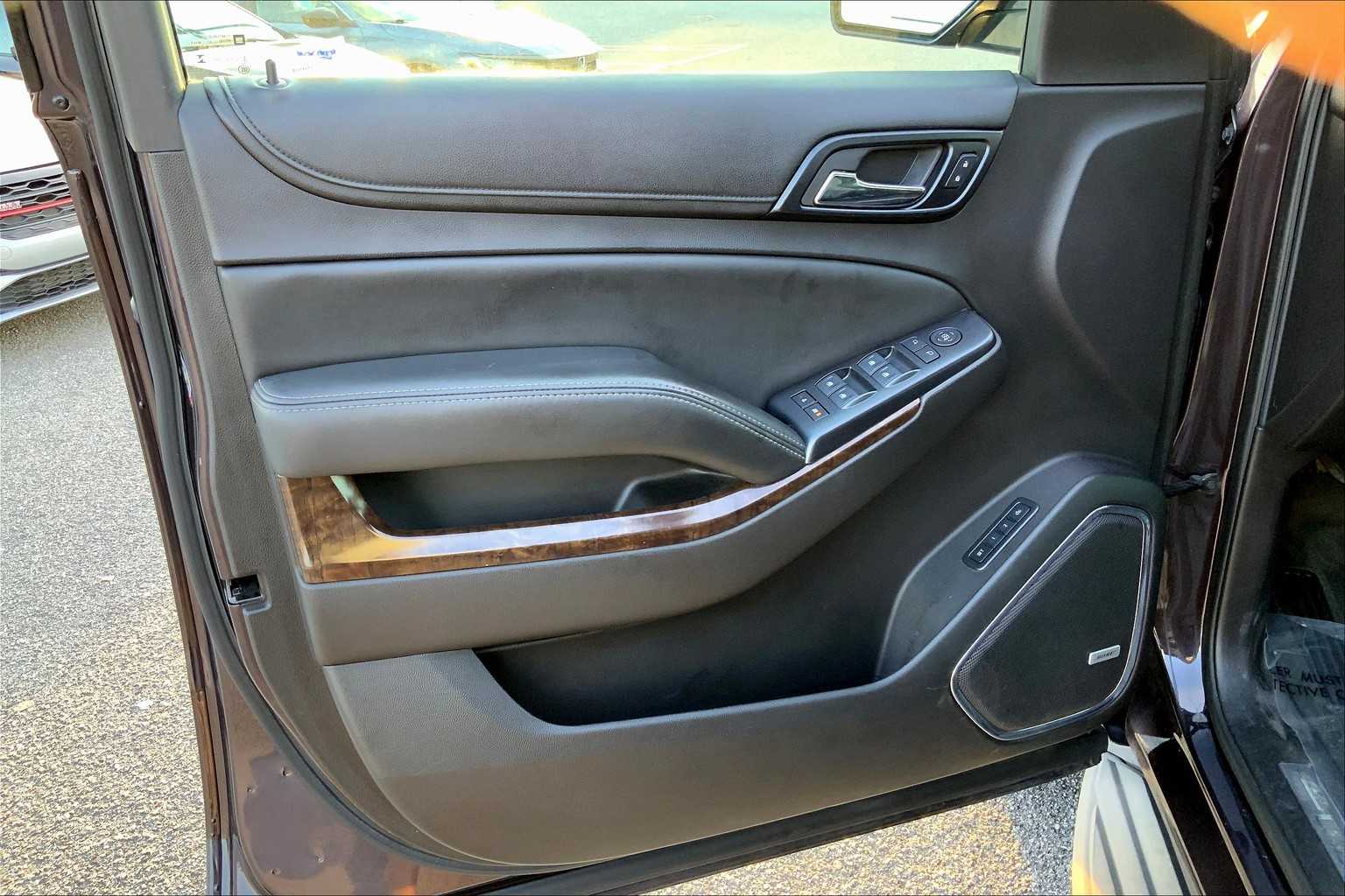 2015 Chevrolet Suburban LT photo 21