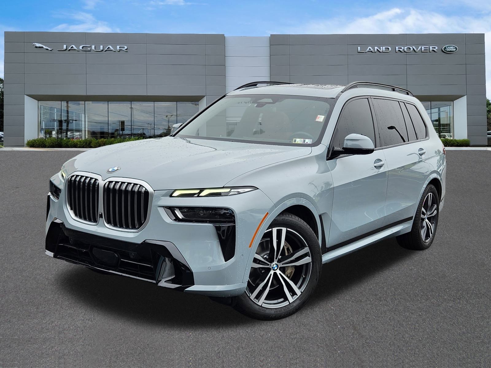 2023 BMW X7 40i's photo