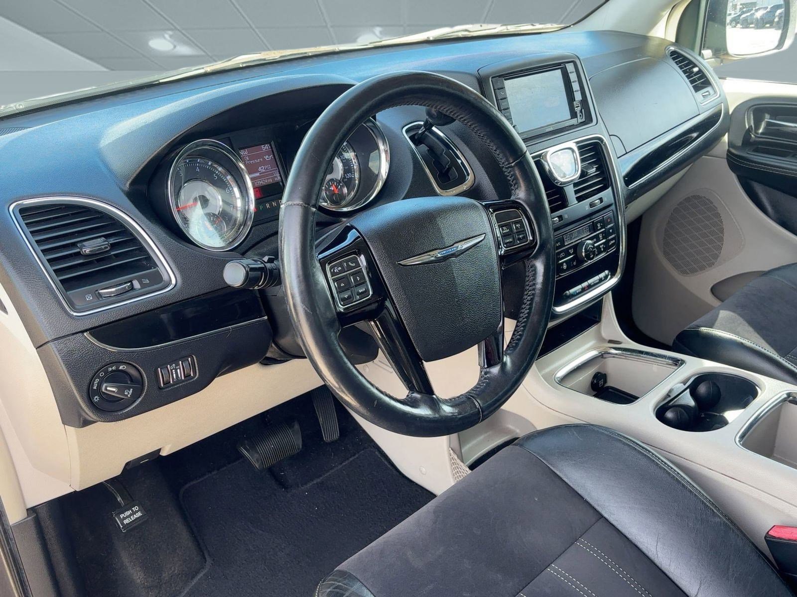 2014 Chrysler Town & Country photo 3