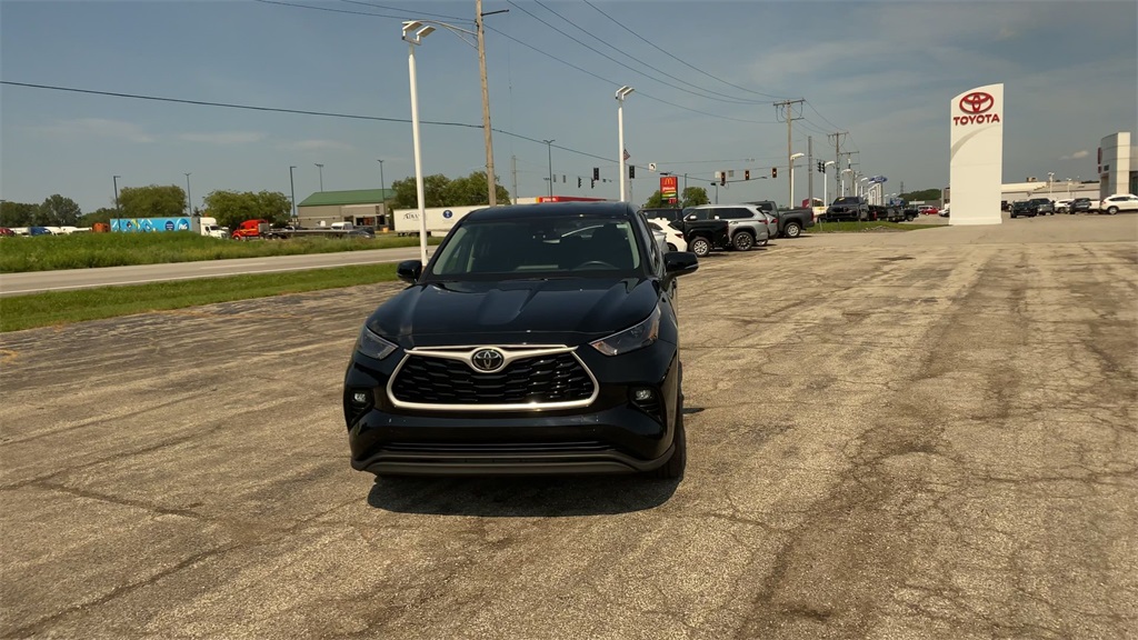 2023 Toyota Highlander LE photo 2