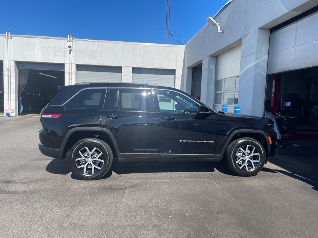 2025 Jeep Grand Cherokee Limited photo 8