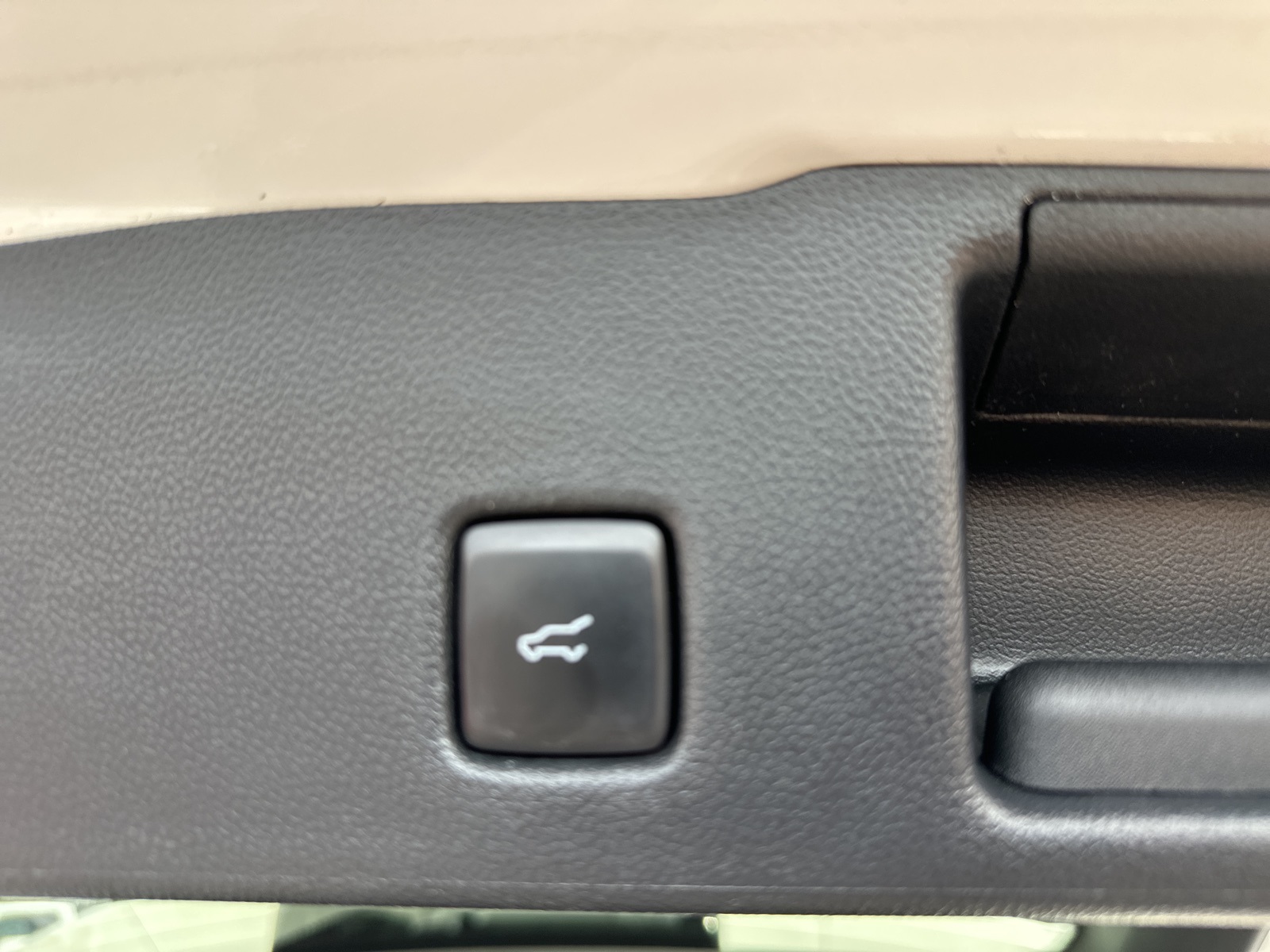 2020 Ford Escape Titanium Hybrid photo 23