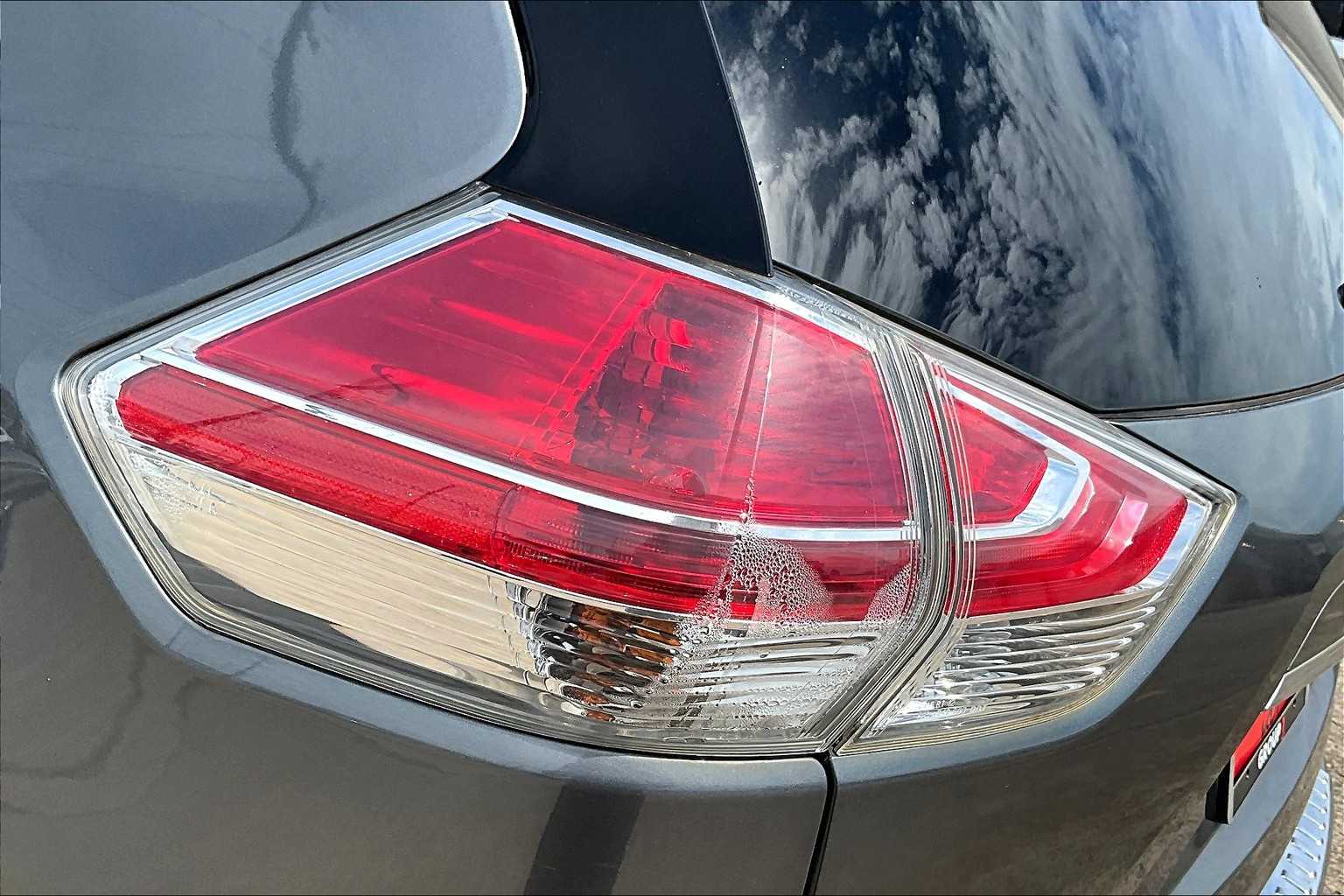 2016 Nissan Rogue SV photo 24