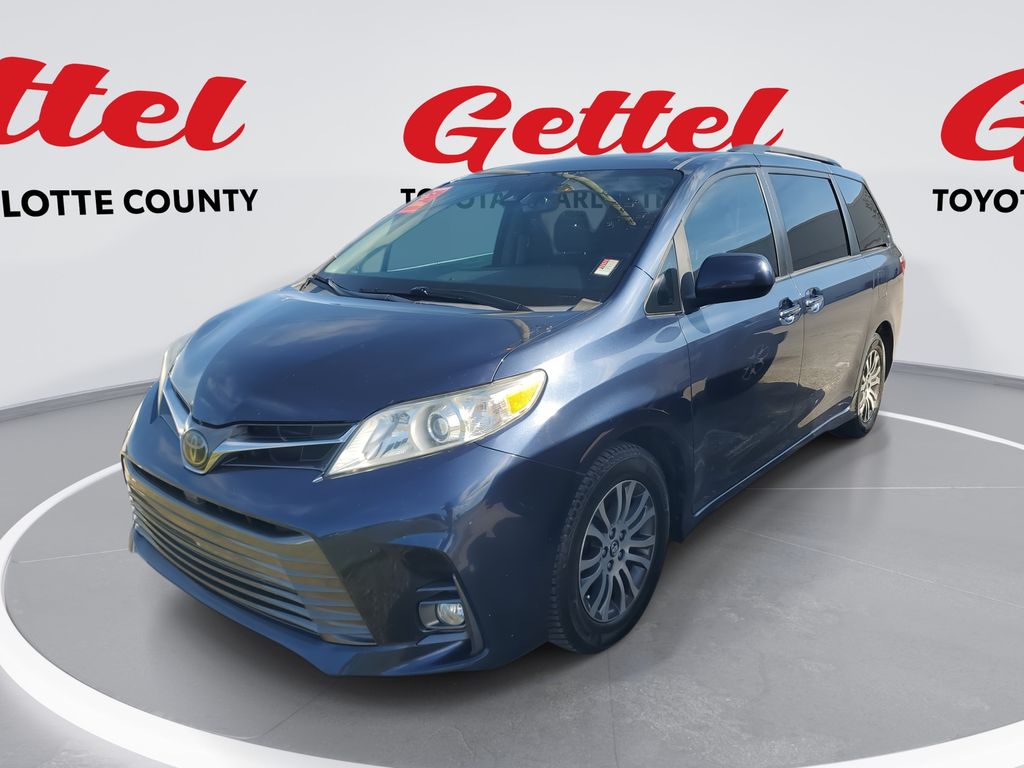 2020 Toyota Sienna XLE's photo
