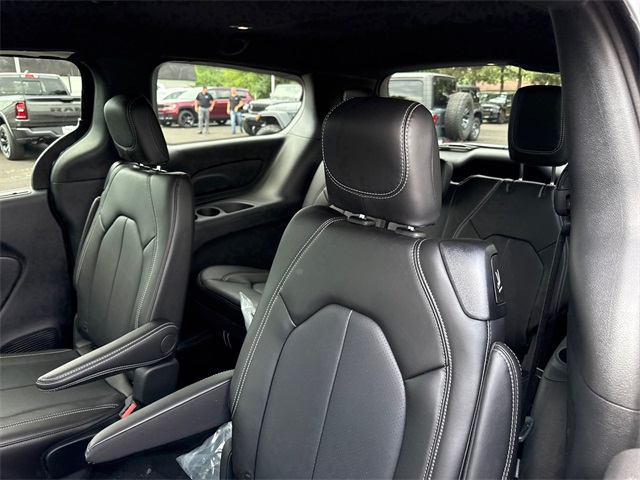 2025 Chrysler Pacifica photo 4