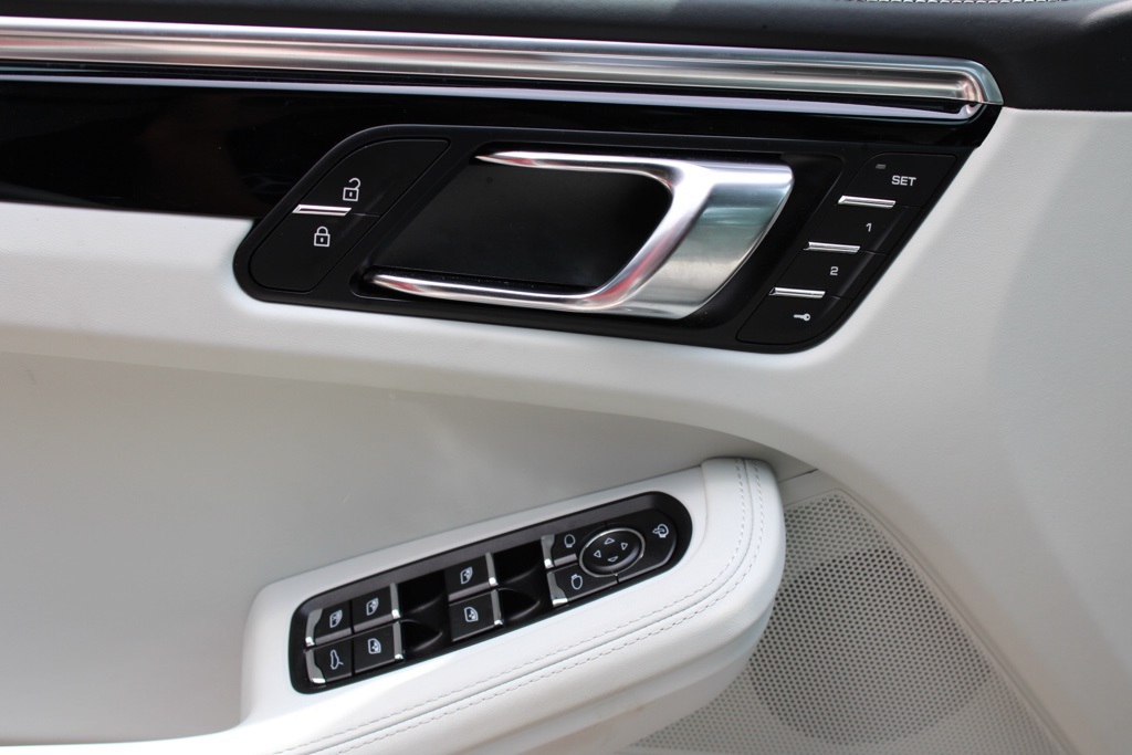 2025 Porsche Macan T photo 17