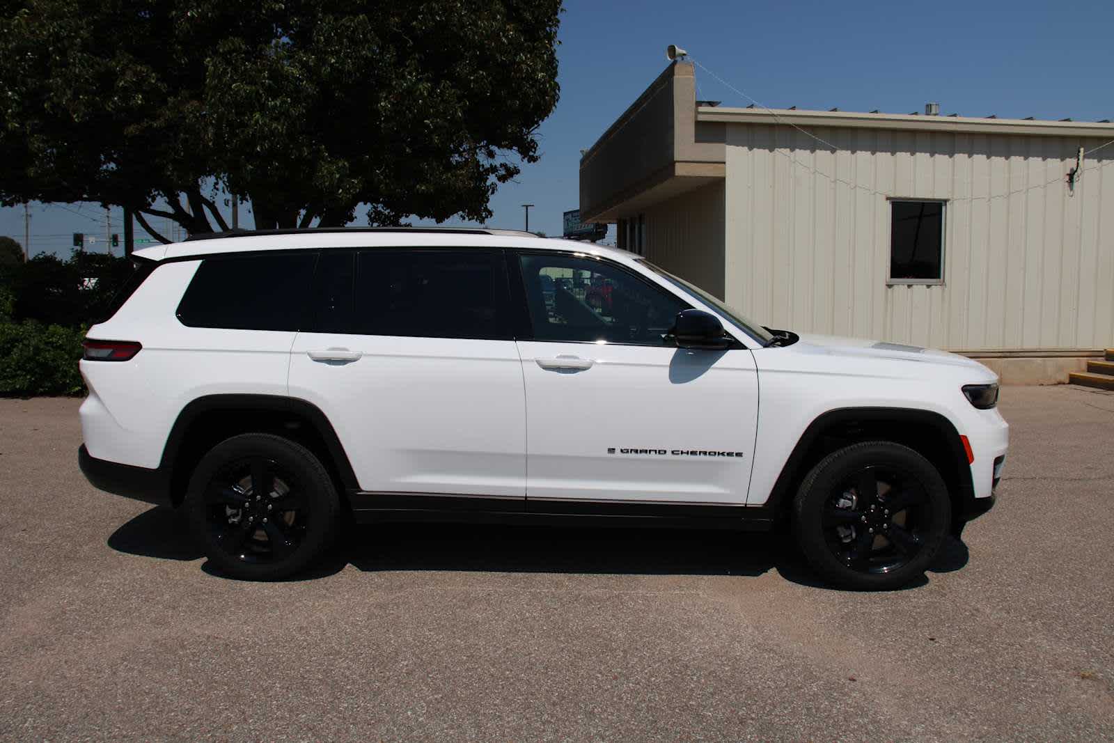 2025 Jeep Grand Cherokee Laredo Altitude photo 2
