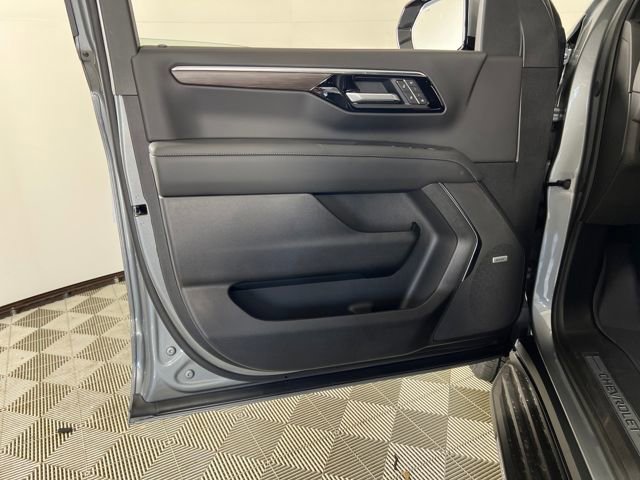 2026 Chevrolet Suburban LT photo 9