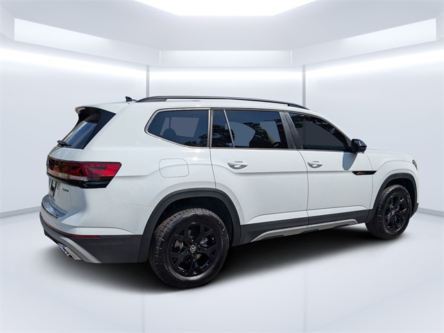 2025 Volkswagen Atlas Peak Edition SE photo 3