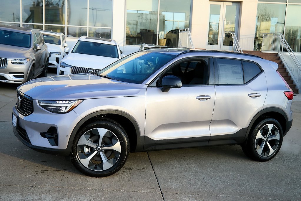 2026 VOLVO XC40 - Image 2