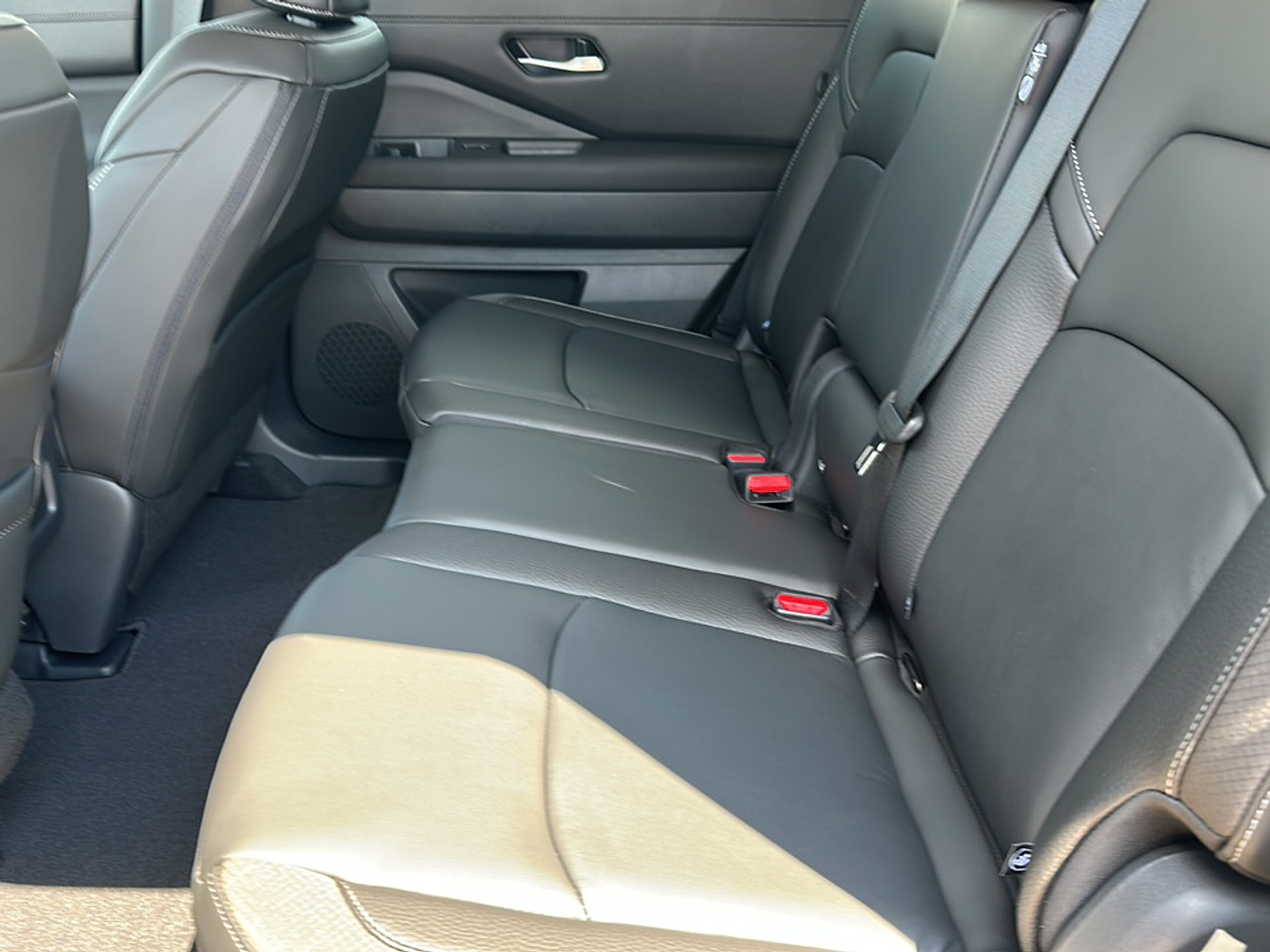 2025 Nissan Pathfinder SL photo 6