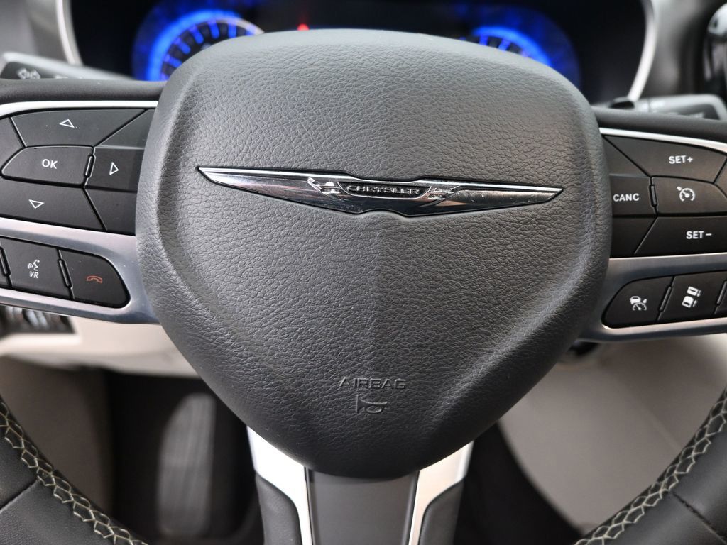 2023 Chrysler Pacifica Touring L photo 12