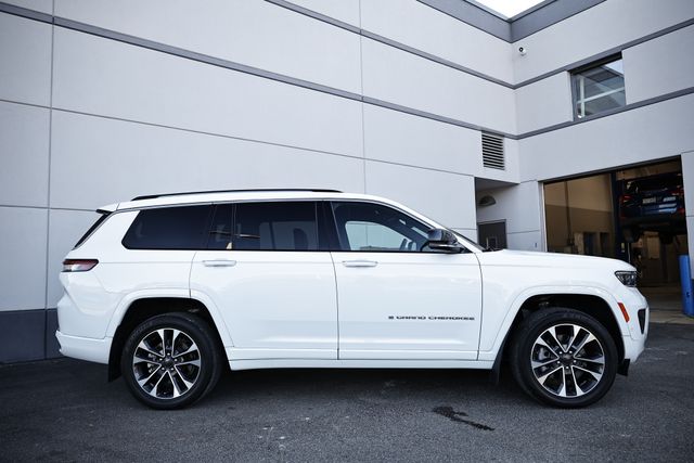 2022 Jeep Grand Cherokee Overland photo 3