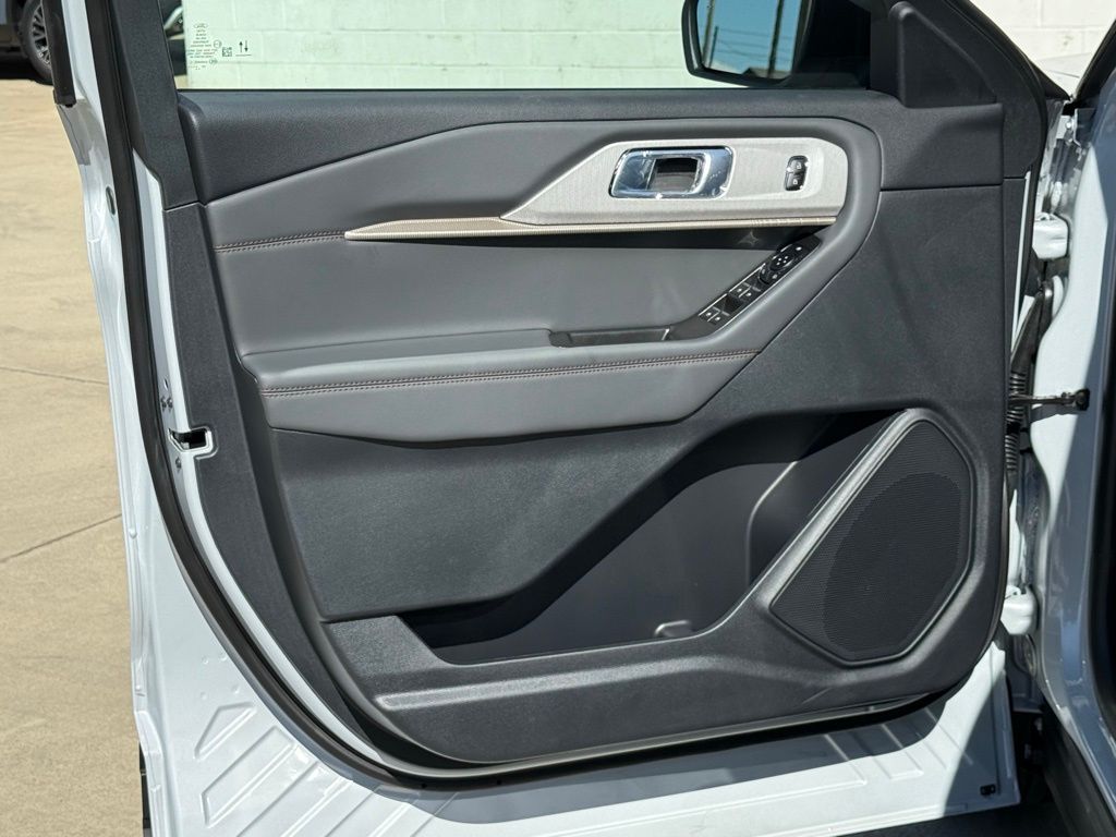 2025 Ford Explorer photo 14