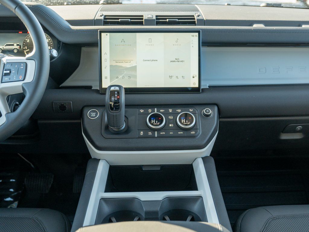 2025 Land Rover Defender 110 S photo 18