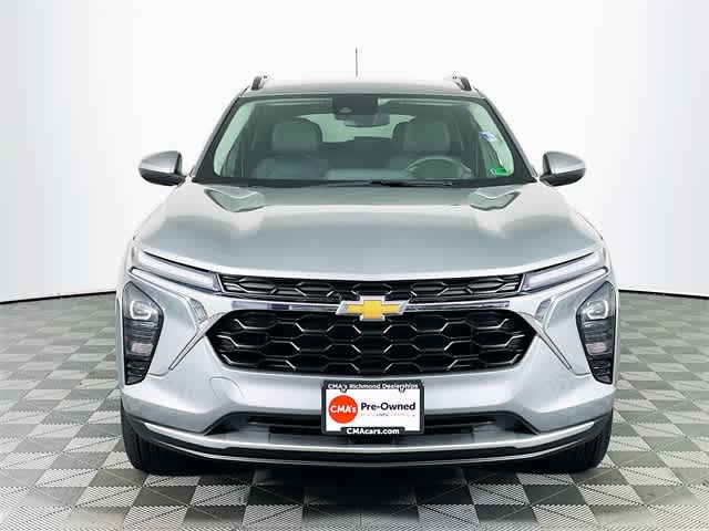 2025 Chevrolet Trax LT photo 2