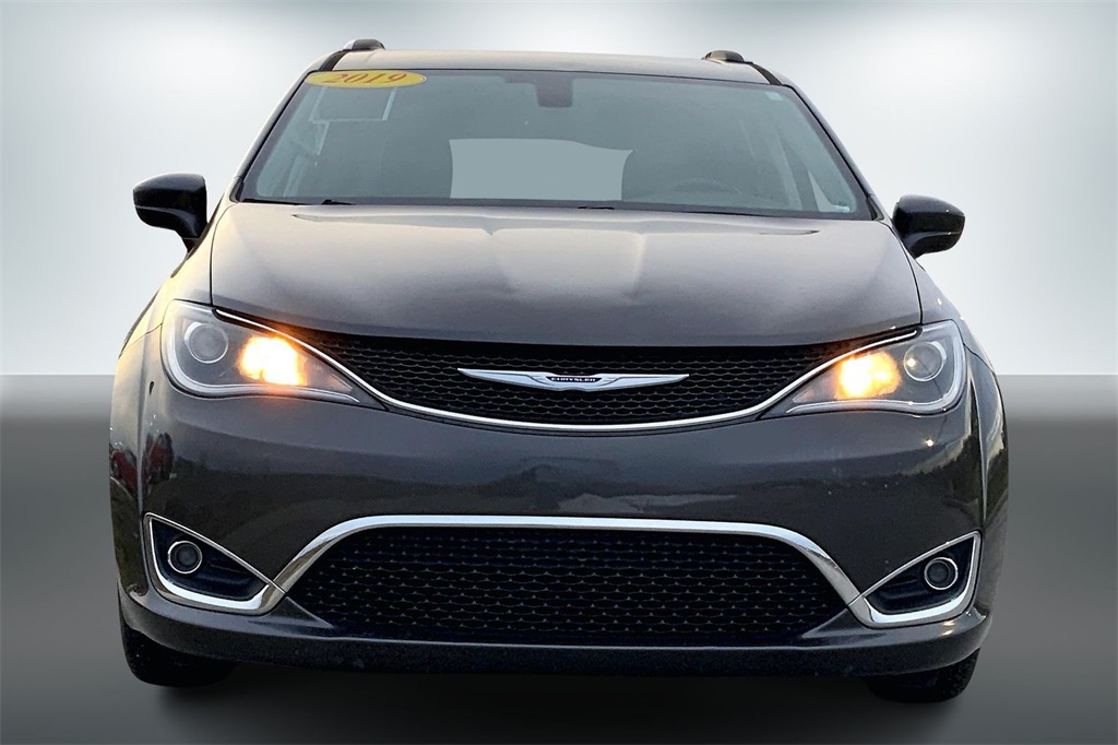 Used 2019 Chrysler Pacifica Touring L with VIN 2C4RC1BG8KR625219 for sale in Kansas City