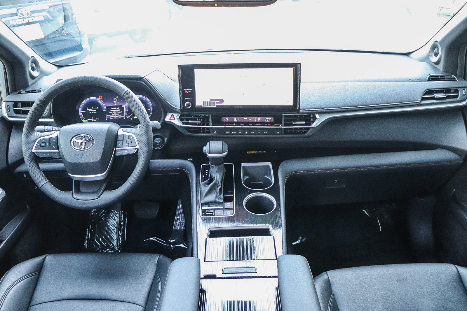 2025 Toyota Sienna Woodland Edition photo 12
