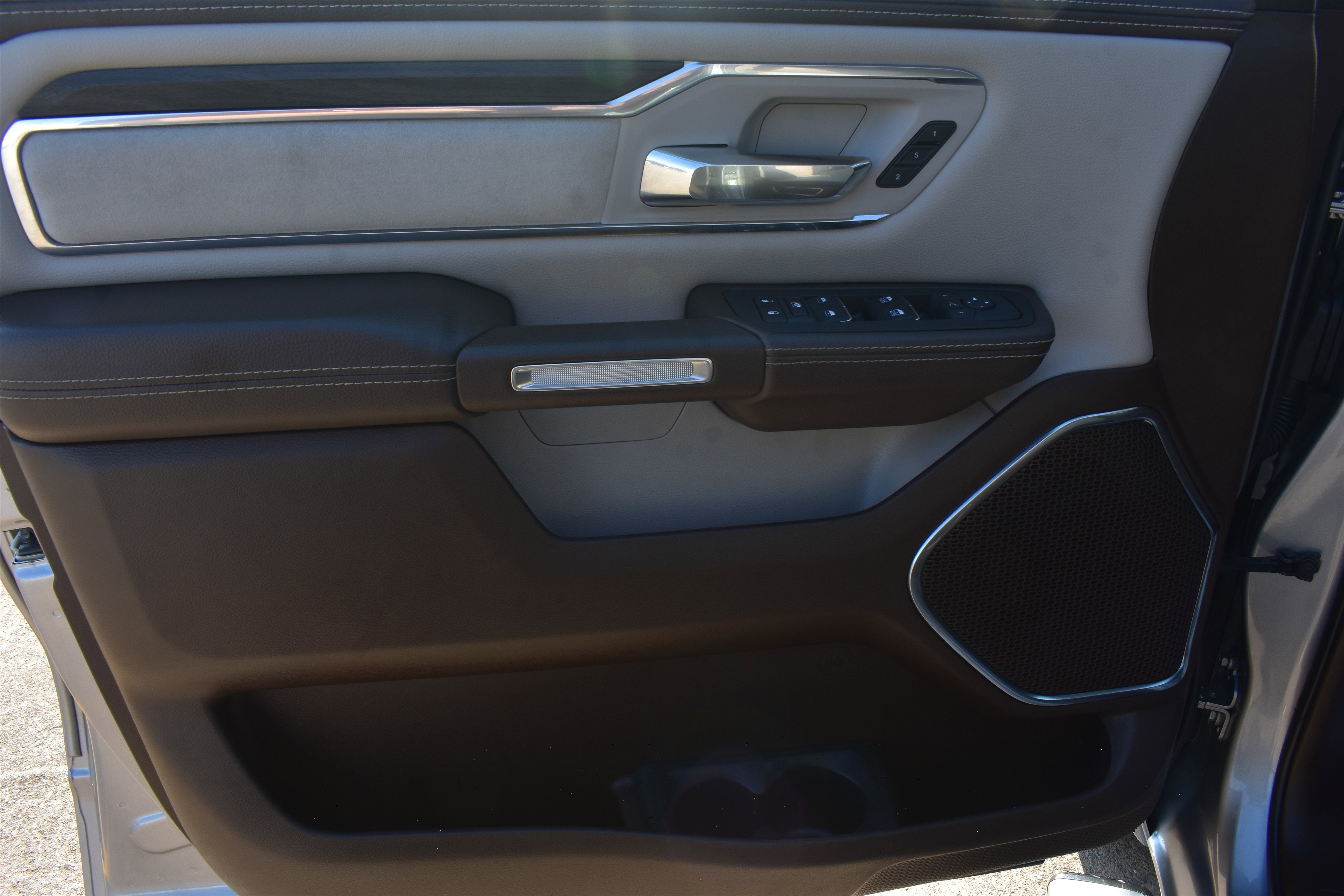 2025 Ram 1500 Laramie photo 3