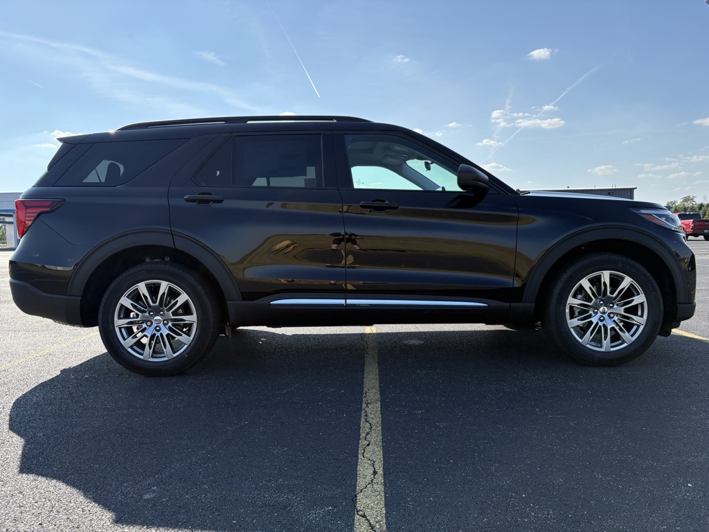 2025 Ford Explorer photo 3
