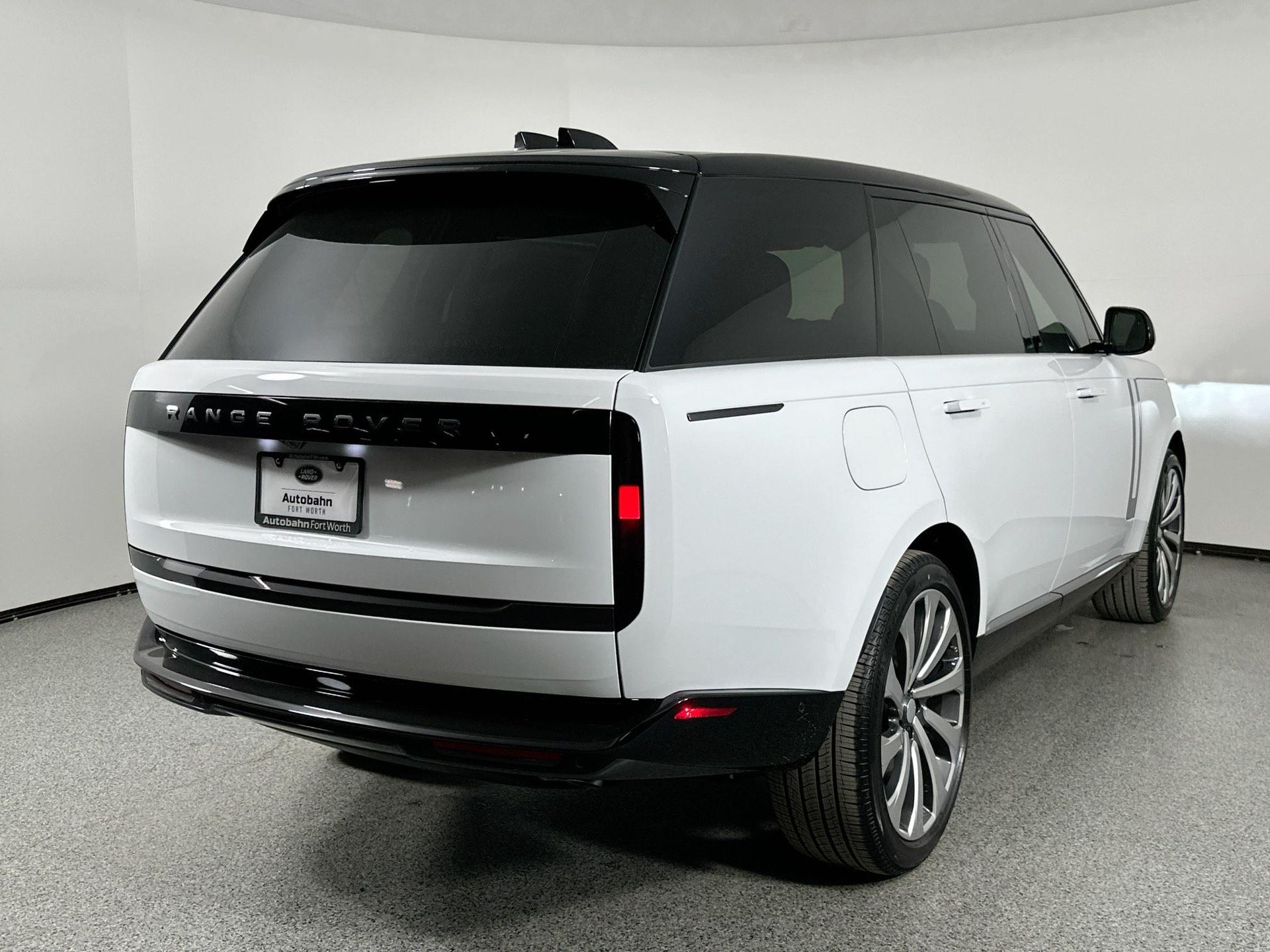 2025 Land Rover Range Rover SE photo 3