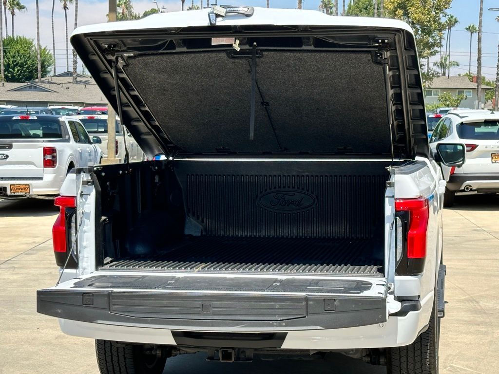 2023 Ford F-150 Lightning Lariat photo 19