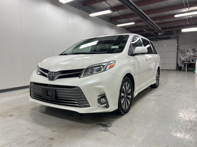 2020 Toyota Sienna Limited's photo