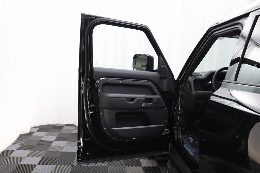 2025 Land Rover Defender 110 X-Dynamic SE photo 6