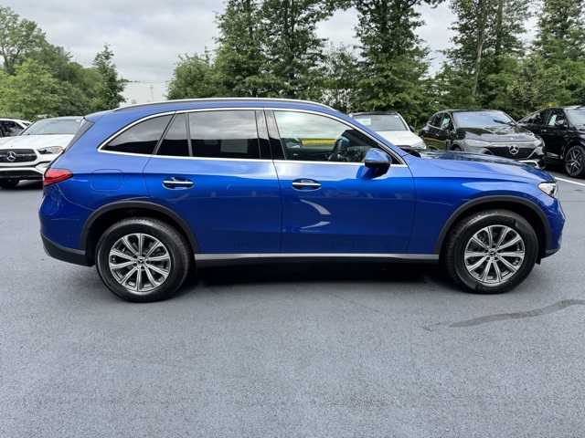 2025 Mercedes Benz GLC 300 4MATIC photo 2