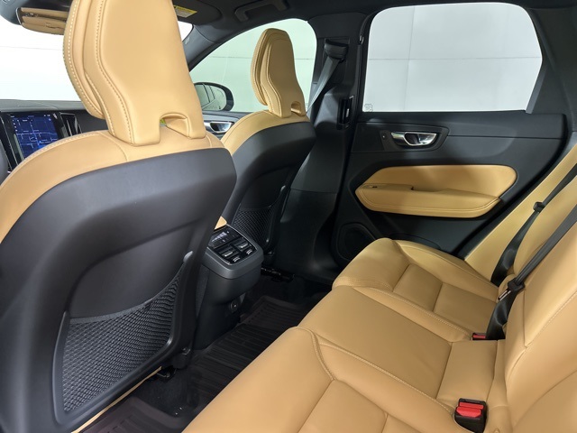 2025 Volvo XC60 B5 photo 36