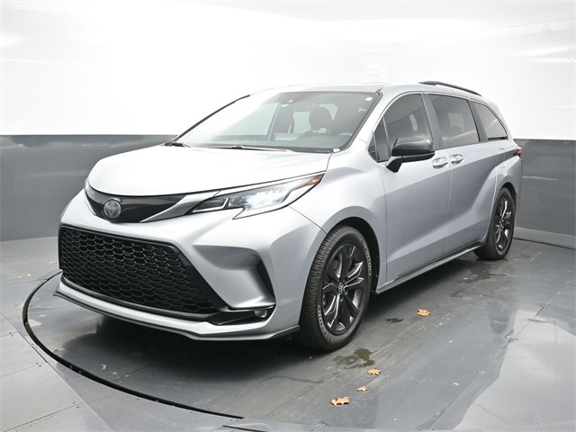 2021 Toyota Sienna XSE's photo