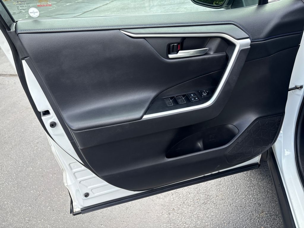 2022 Toyota RAV4 Hybrid XSE photo 10