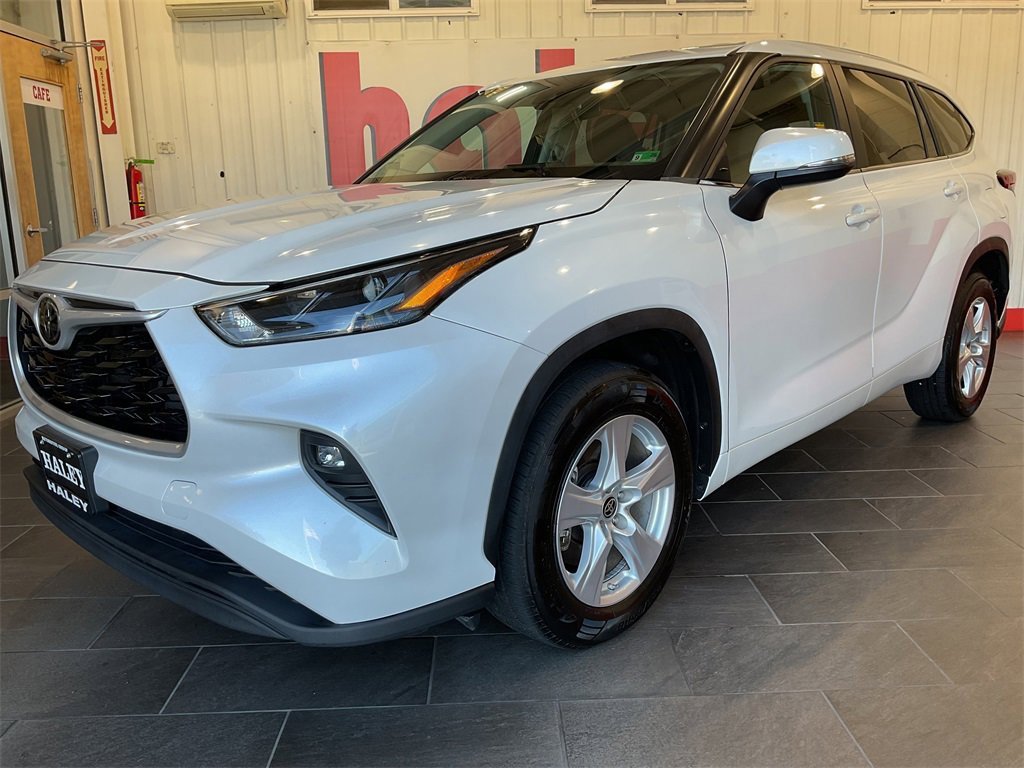 2023 Toyota Highlander LE photo 2