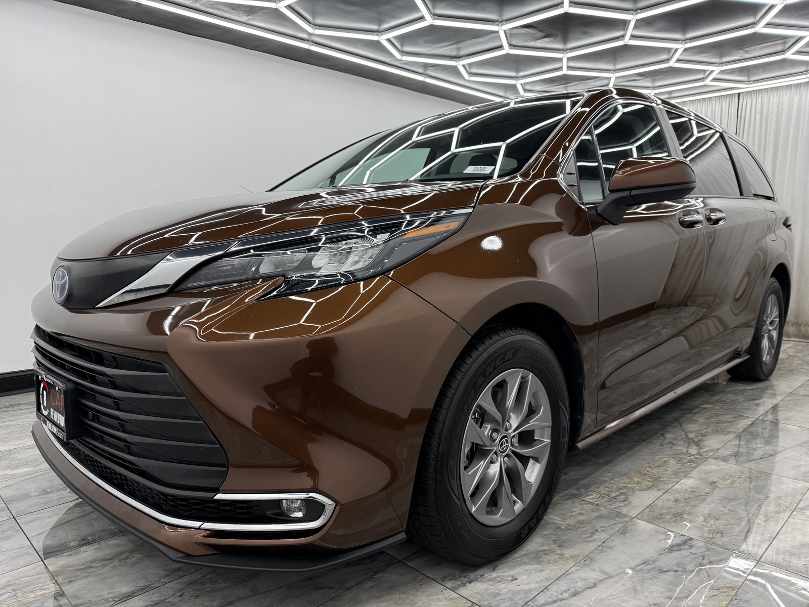 2024 Toyota Sienna XLE photo 3