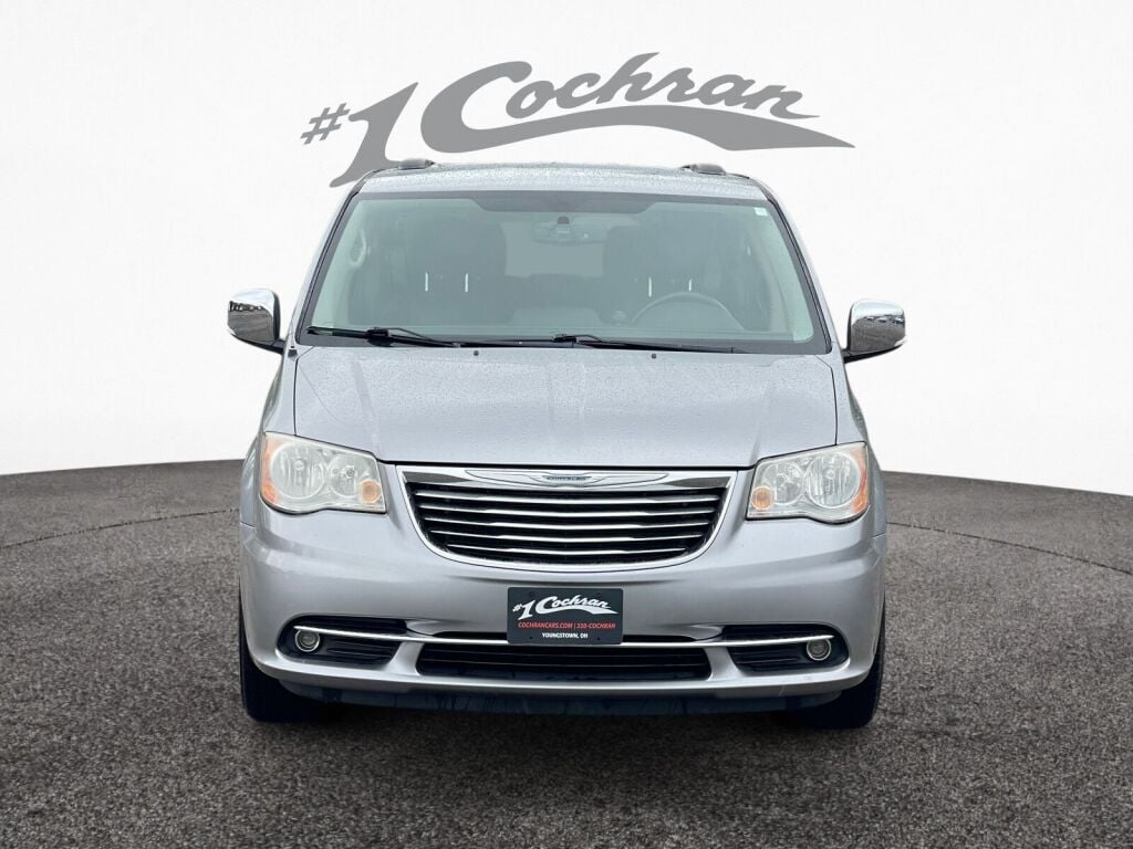 2013 Chrysler Town & Country photo 2