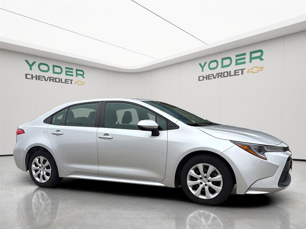 2023 Toyota Corolla LE photo 3