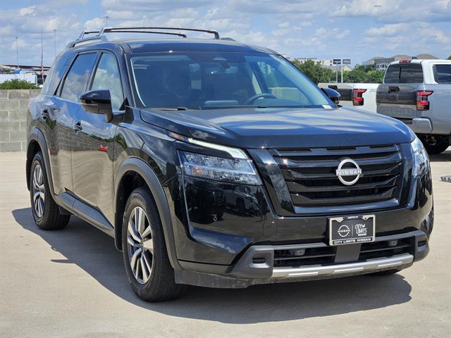 2024 Nissan Pathfinder SL photo 2