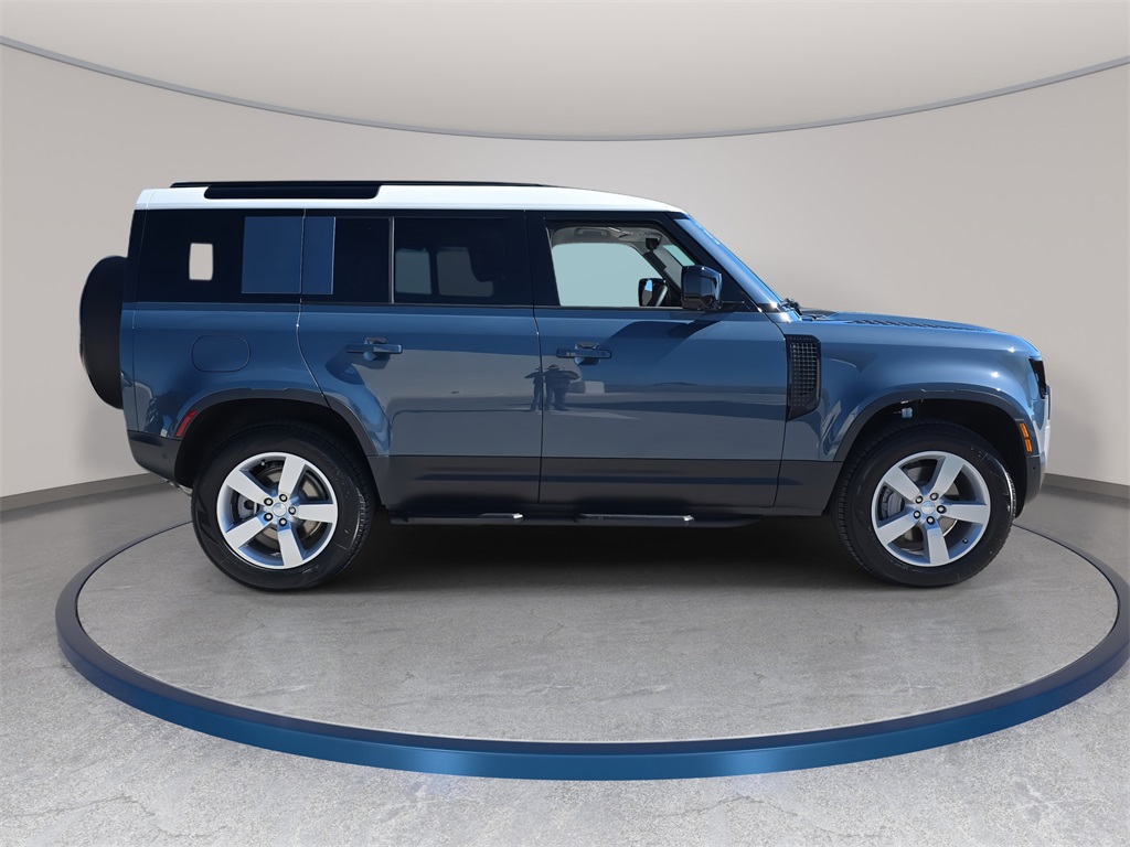 2025 Land Rover Defender 110 S photo 4