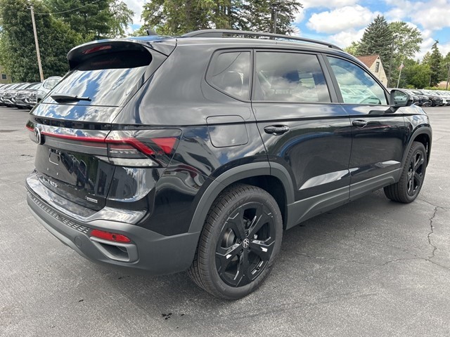 2025 Volkswagen Taos SE photo 4