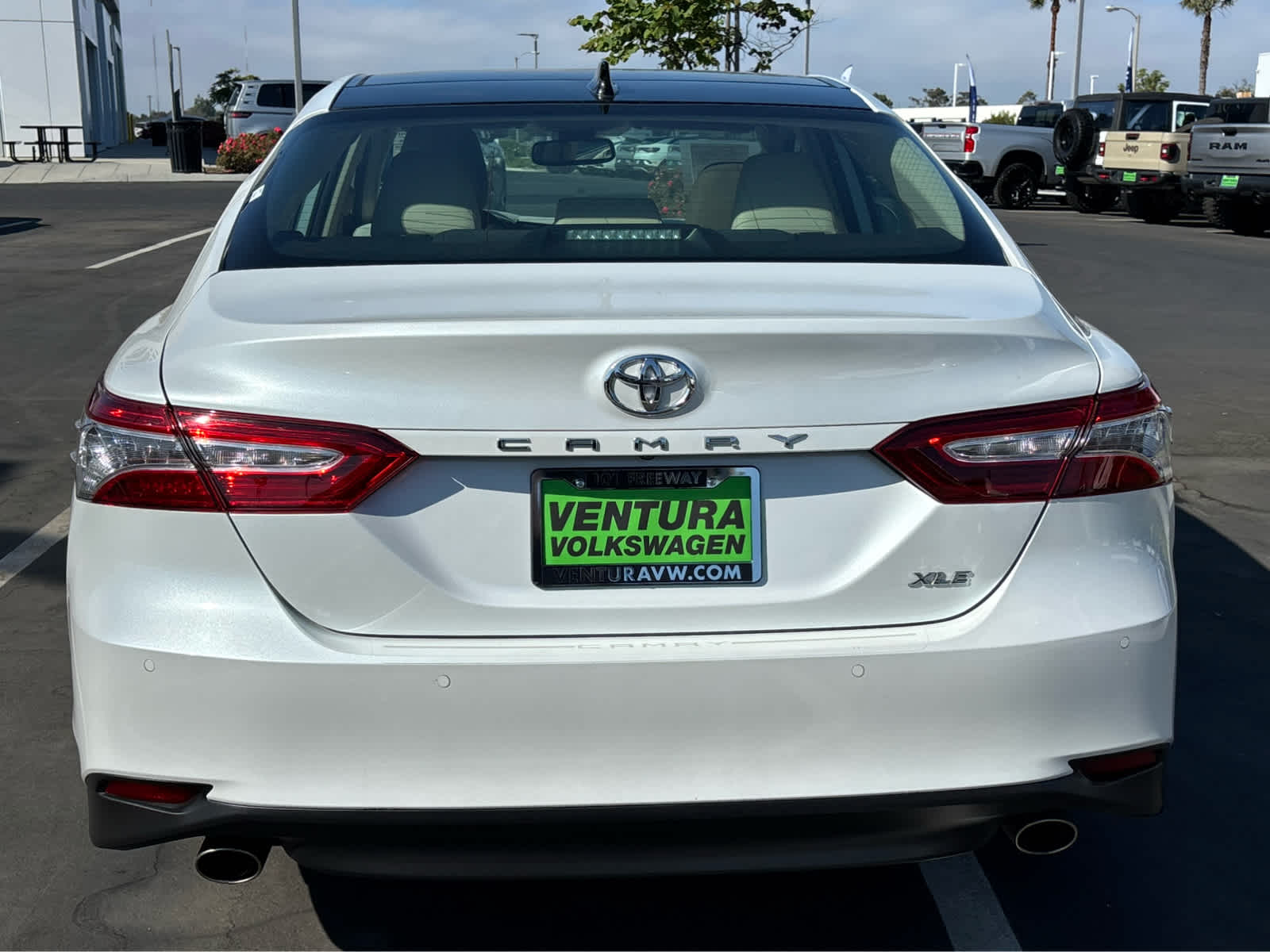 2019 Toyota Camry XLE photo 4