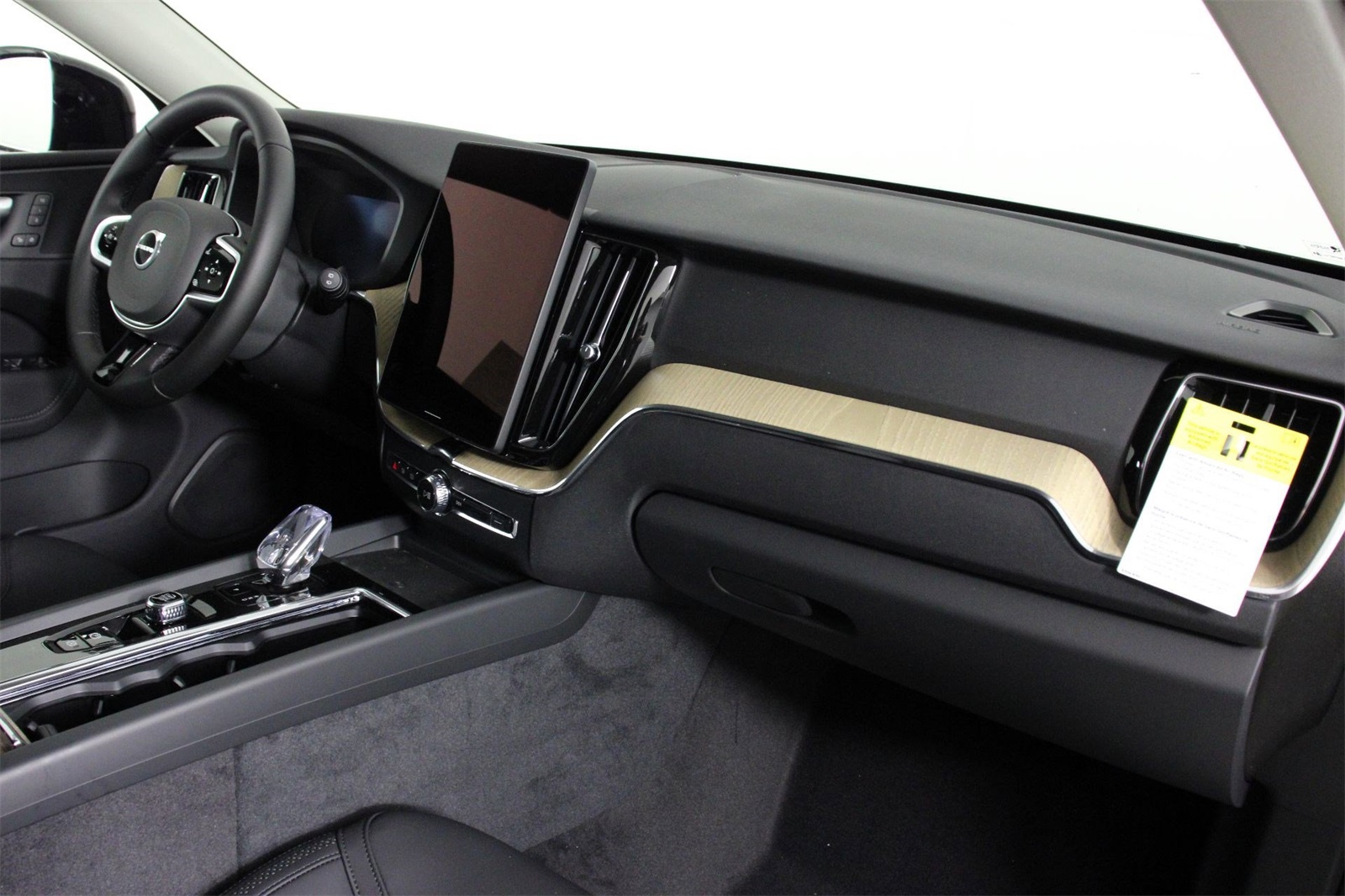 2026 Volvo XC60 B5 Plus photo 8