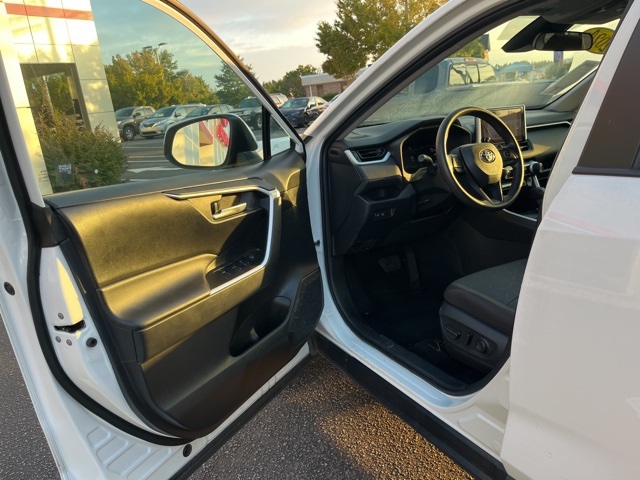 2024 Toyota RAV4 XLE photo 2