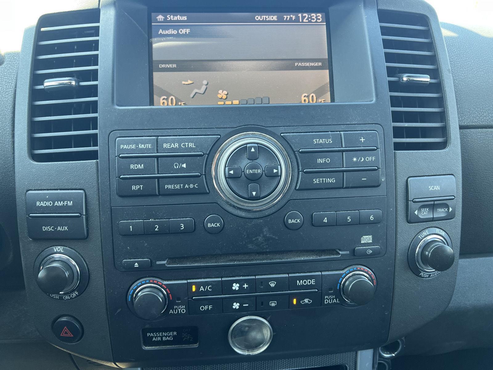 2010 Nissan Pathfinder SE photo 13