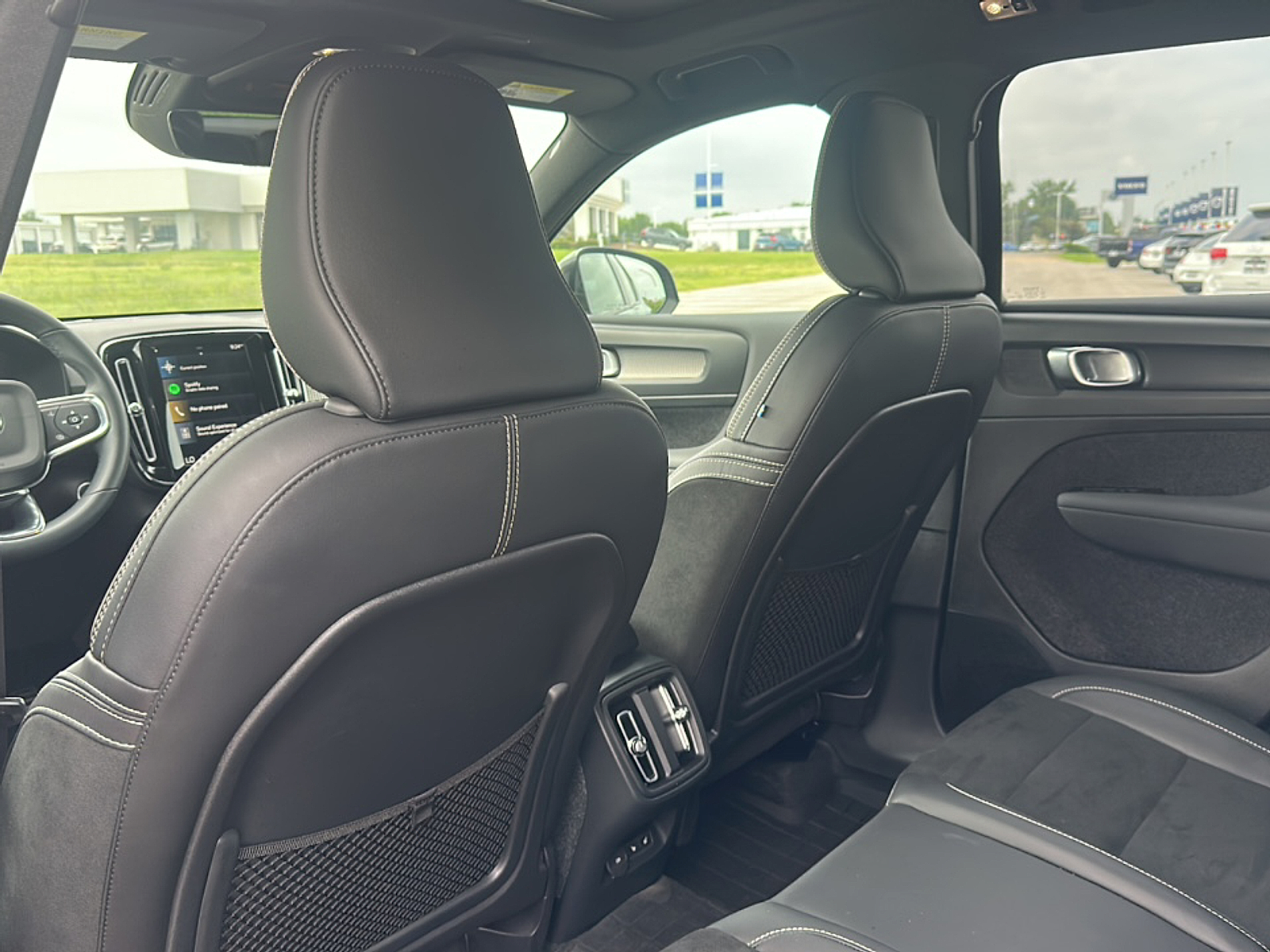2022 Volvo XC40 T5 R-Design photo 6