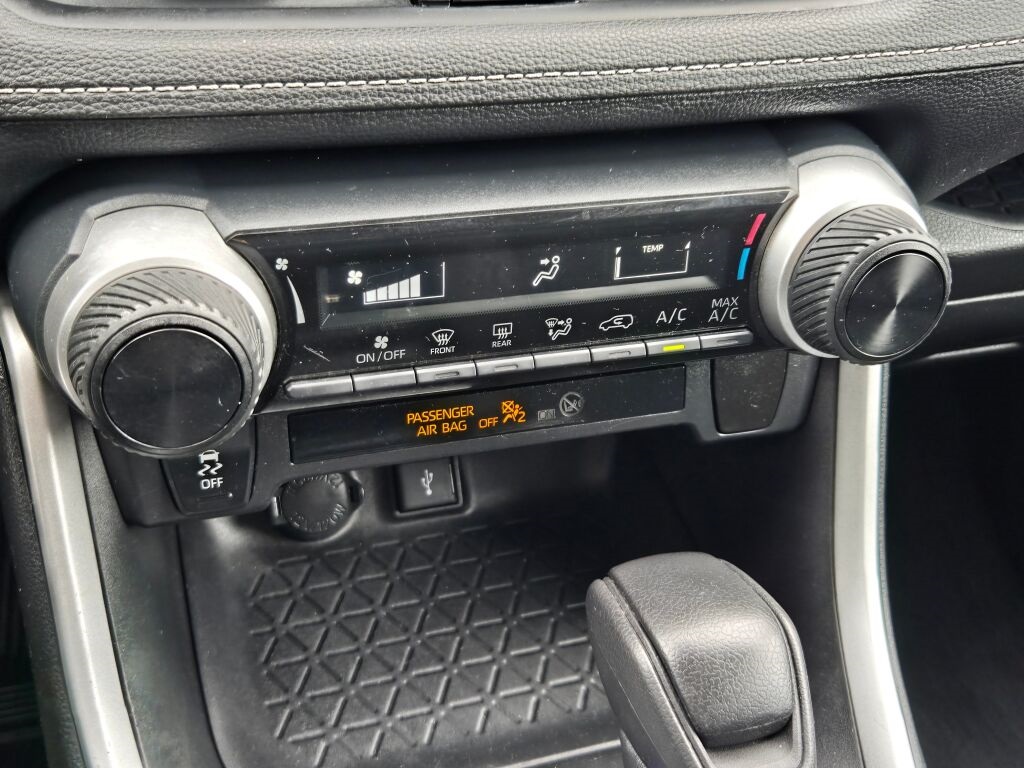 2021 Toyota RAV4 LE photo 19