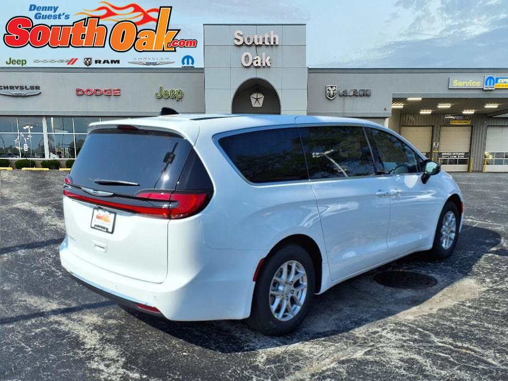 2026 Chrysler Pacifica photo 3