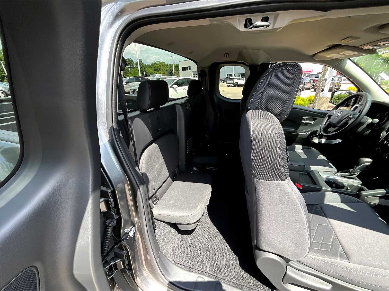 2025 Nissan Frontier SV photo 16
