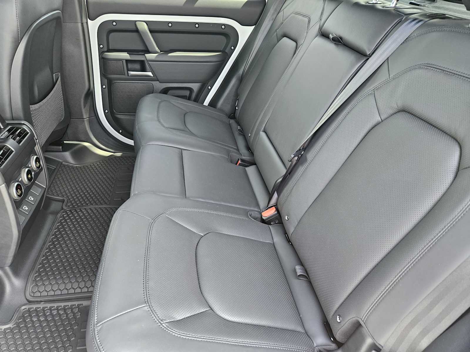 2025 Land Rover Defender 110 X-Dynamic SE photo 22