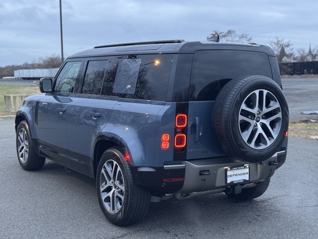 2022 Land Rover Defender 110 X-Dynamic SE photo 3